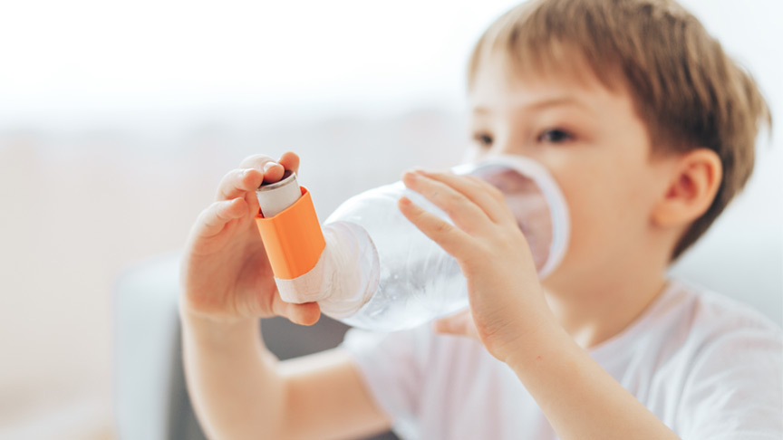 child with asthma spacer